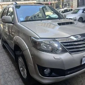 Toyota Fortuner 2011 Gold