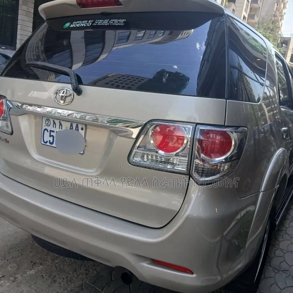 Toyota Fortuner 2011 Gold