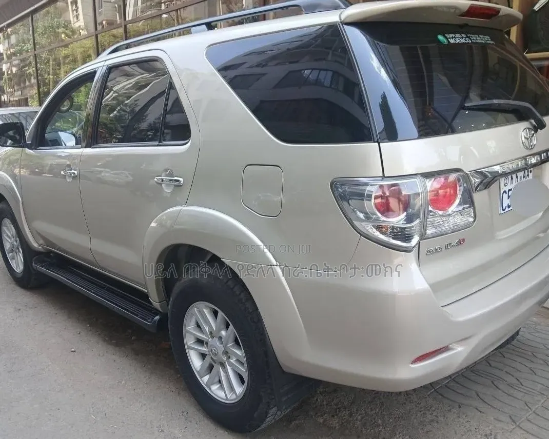 Toyota Fortuner 2011 Gold