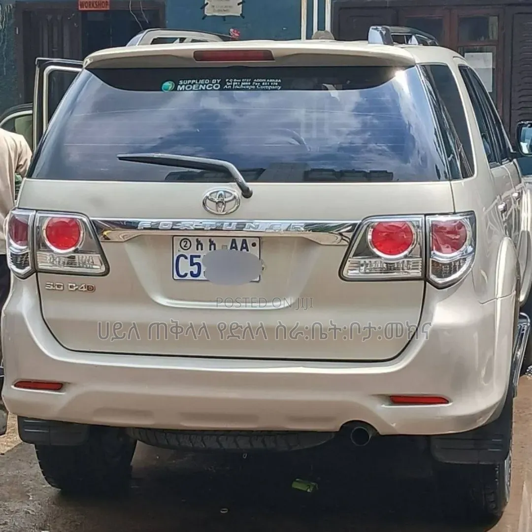 Toyota Fortuner 2011 Gold