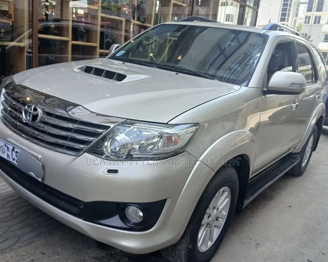 Toyota Fortuner 2011 Gold