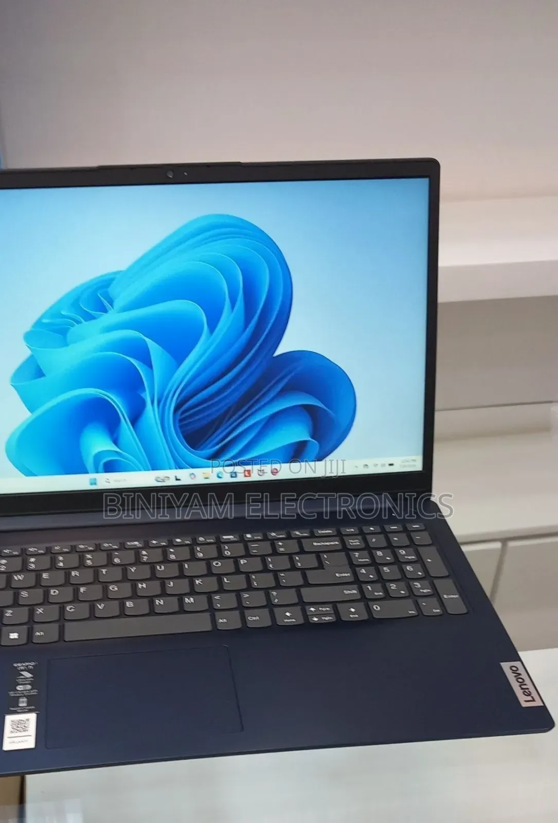 New Laptop Lenovo IdeaPad 1 8GB AMD Ryzen 5 SSD 256GB