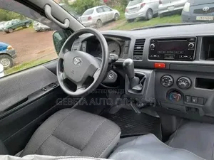 Toyota HiAce 2016