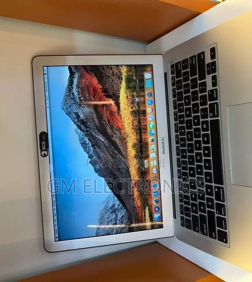 New Laptop Apple MacBook Pro 2017 8GB Intel Core i5 SSD 256GB