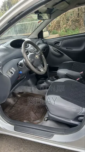 Toyota Vitz 2002 Silver