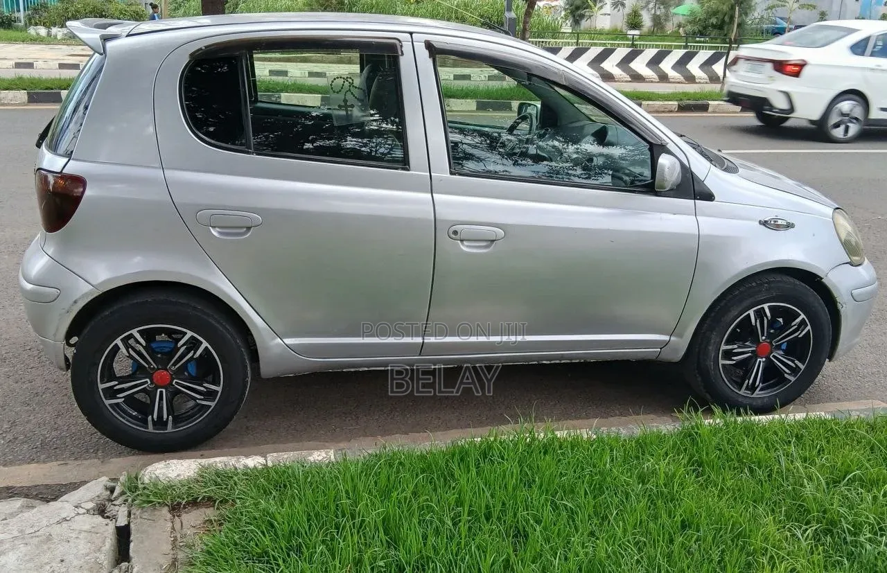 Toyota Vitz 2002 Silver