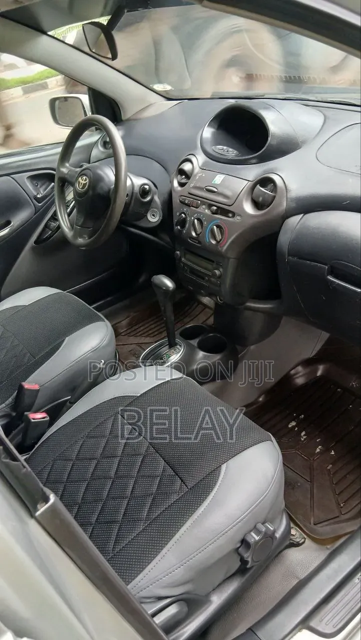 Toyota Vitz 2002 Silver