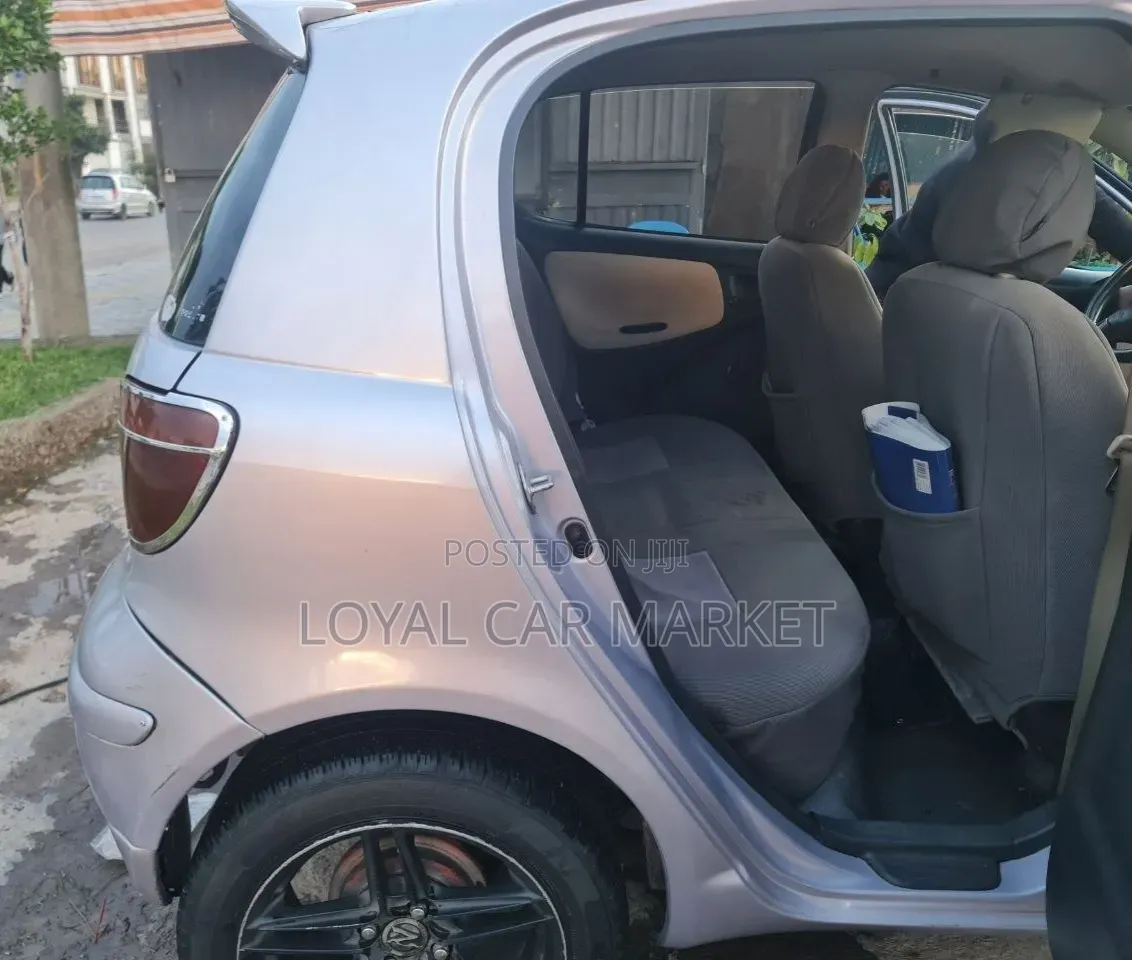 Toyota Vitz 2004 Gray