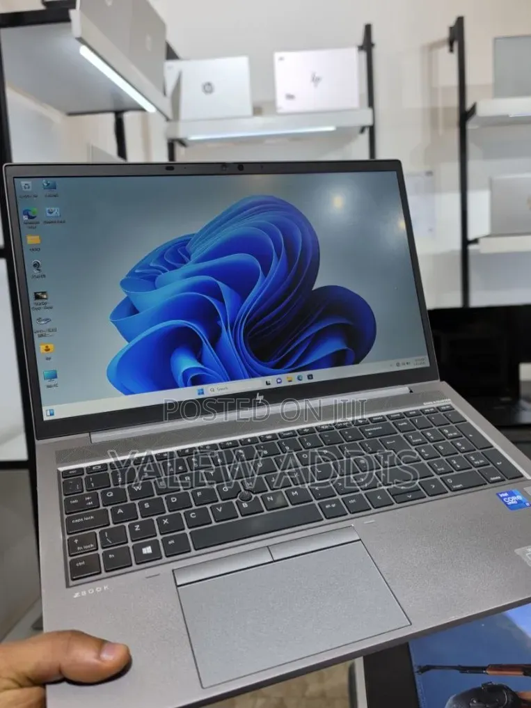 New Laptop HP ZBook Firefly G8 16GB Intel Core i7 SSD 512GB