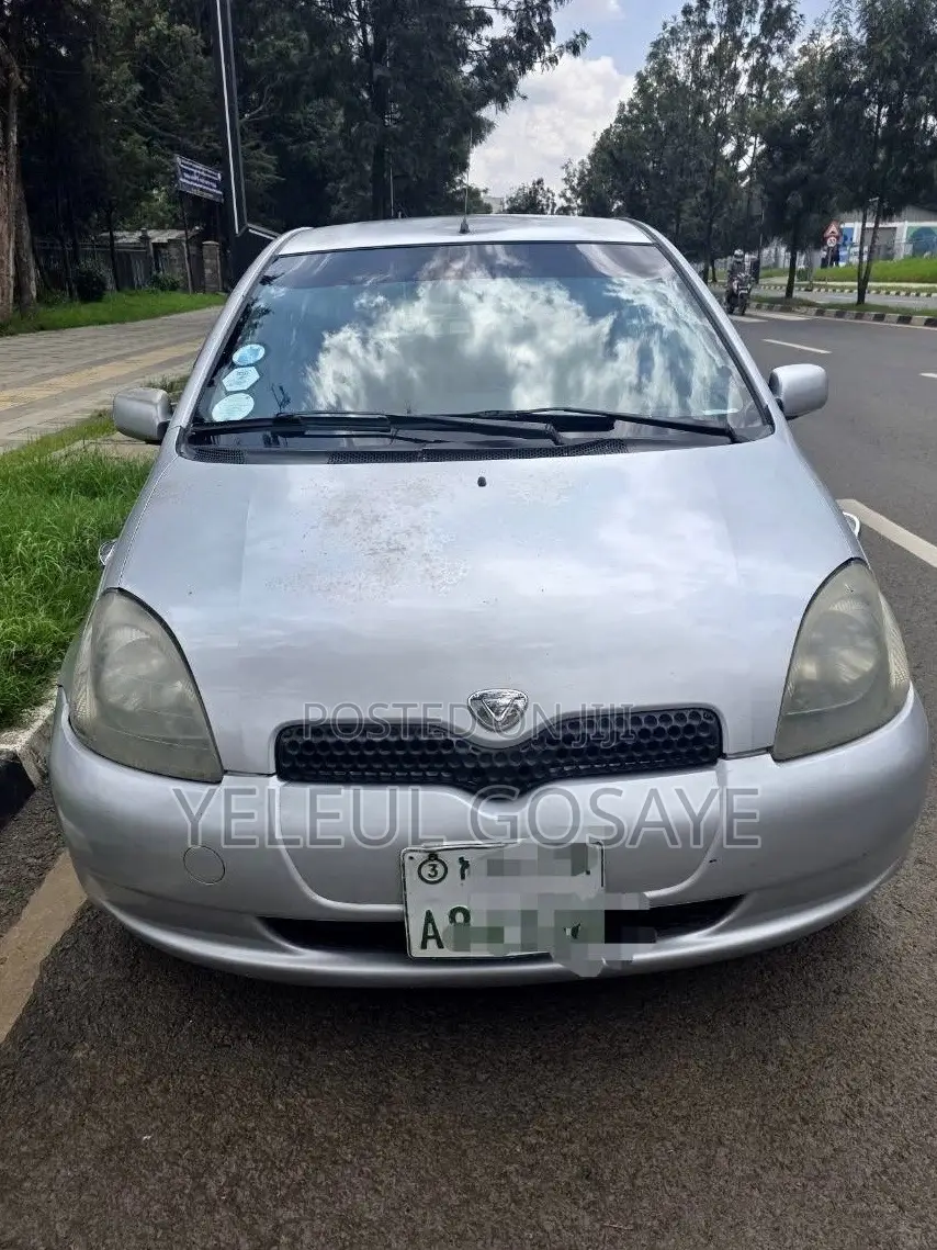 Toyota Vitz 2001 White
