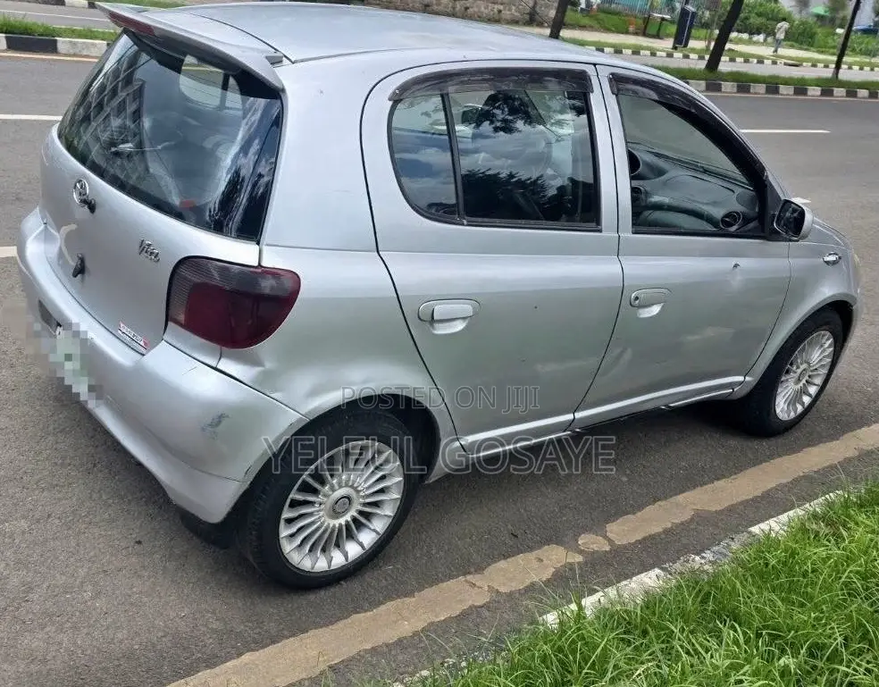 Toyota Vitz 2001 White