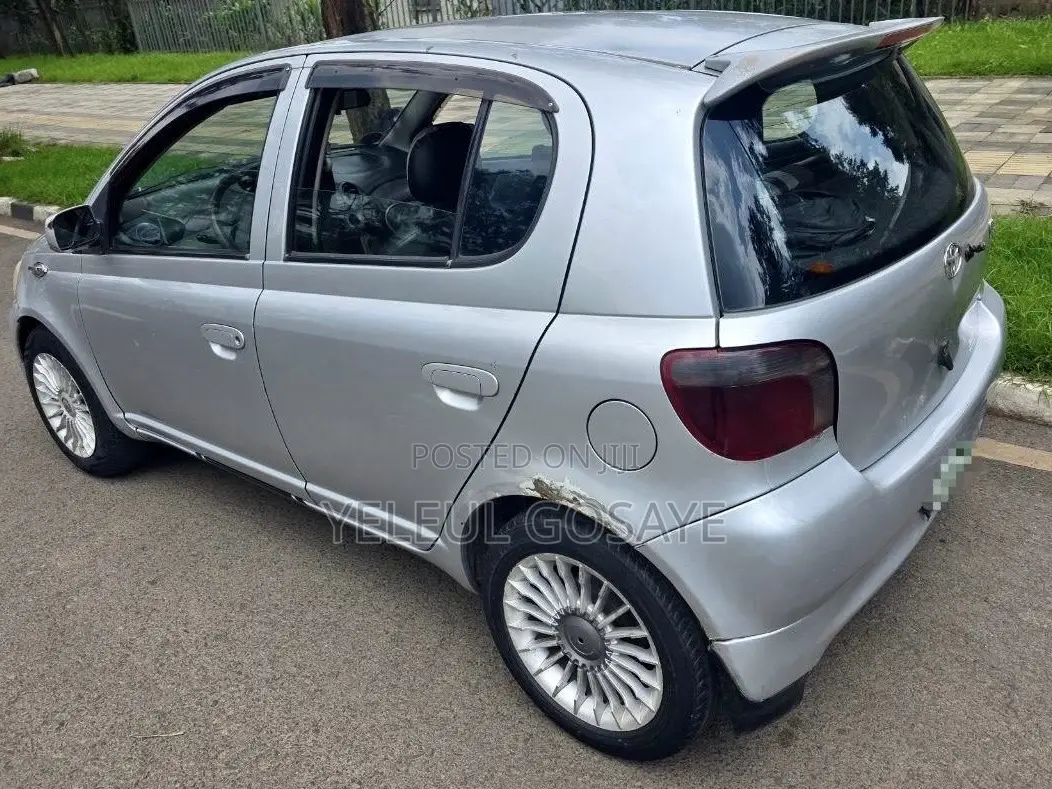 Toyota Vitz 2001 White