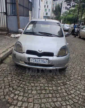 Toyota Vitz 2000 Silver