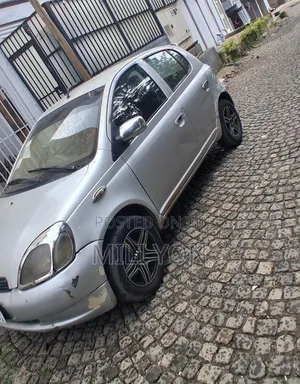 Toyota Vitz 2000 Silver