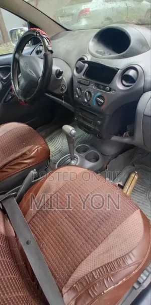 Toyota Vitz 2000 Silver