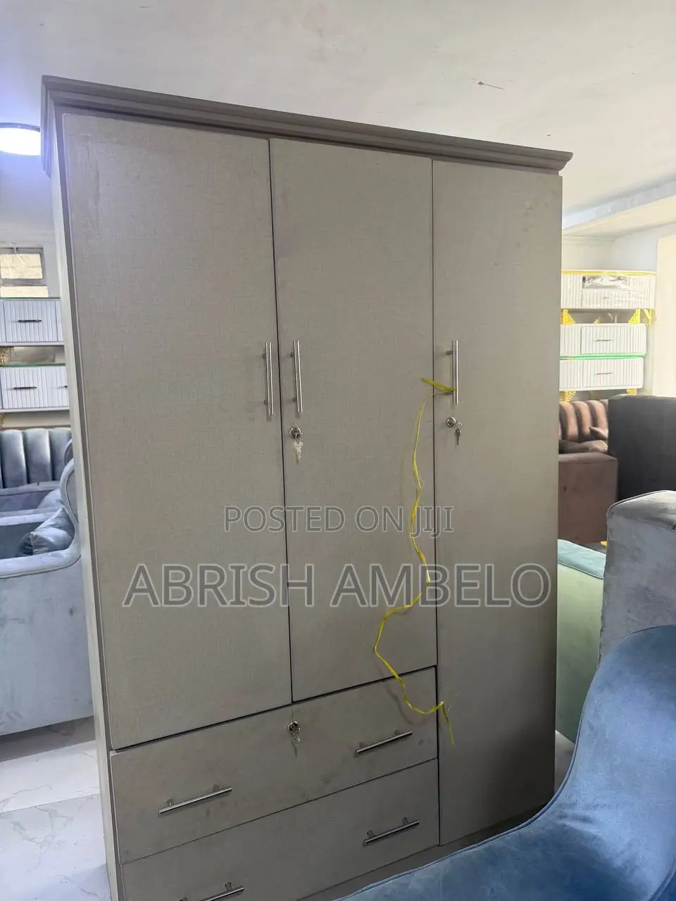 Closet New Adis AA Free Delivery Aaaaaaayggg