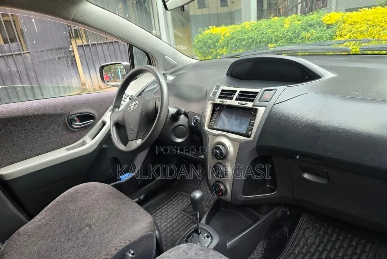 Toyota Yaris 2010 Silver