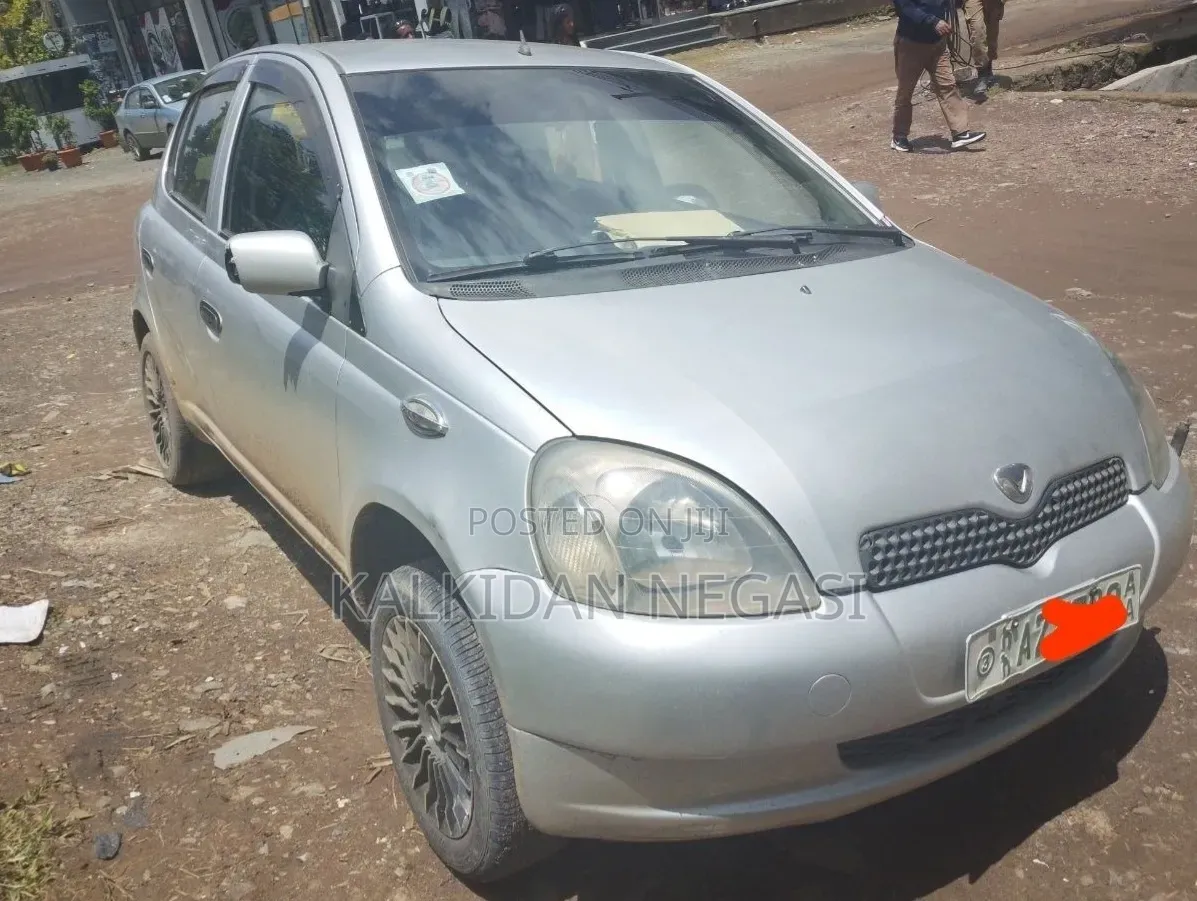Toyota Vitz 2001 Silver