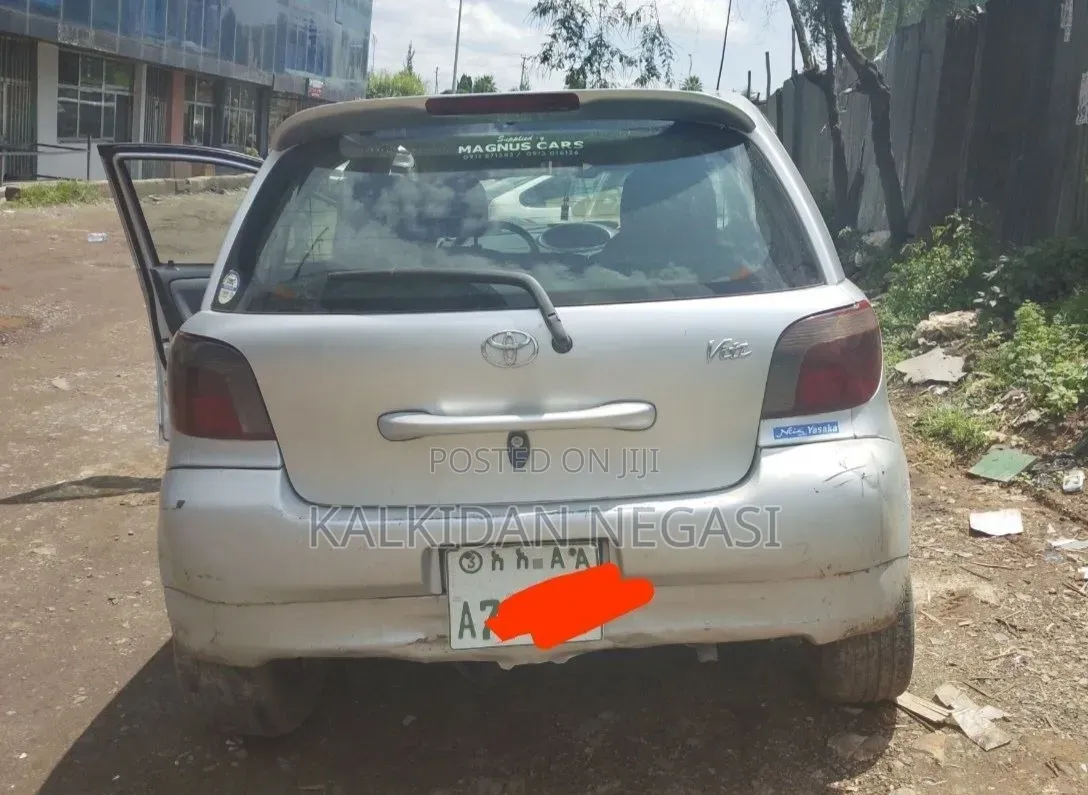 Toyota Vitz 2001 Silver