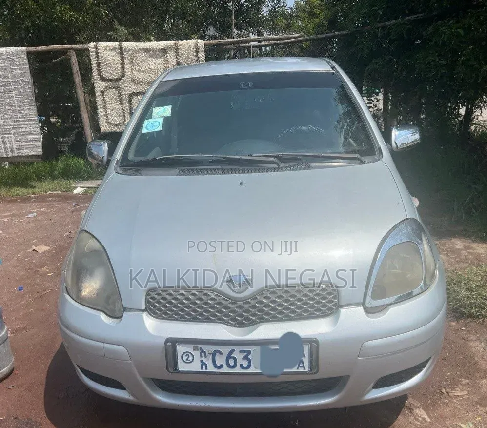 Toyota Vitz 2004 Silver