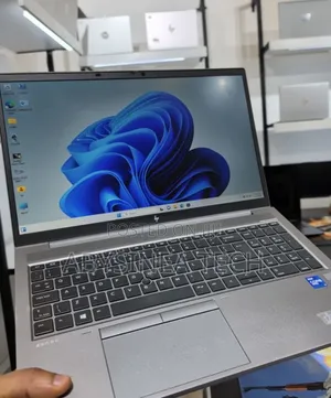 New Laptop HP ZBook Firefly G8 16GB Intel Core i7 SSD 512GB