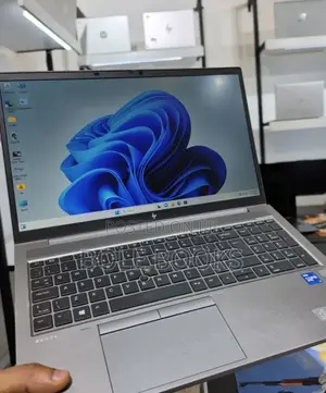 New Laptop HP ZBook Firefly G8 16GB Intel Core i7 SSD 512GB