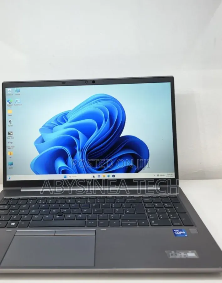 New Laptop HP ZBook Firefly G8 16GB Intel Core i7 SSD 512GB
