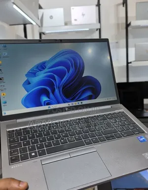 New Laptop HP ZBook Firefly G8 16GB Intel Core i7 SSD 512GB