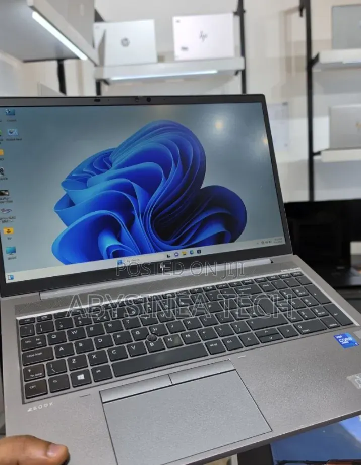 New Laptop HP ZBook Firefly G8 16GB Intel Core i7 SSD 512GB