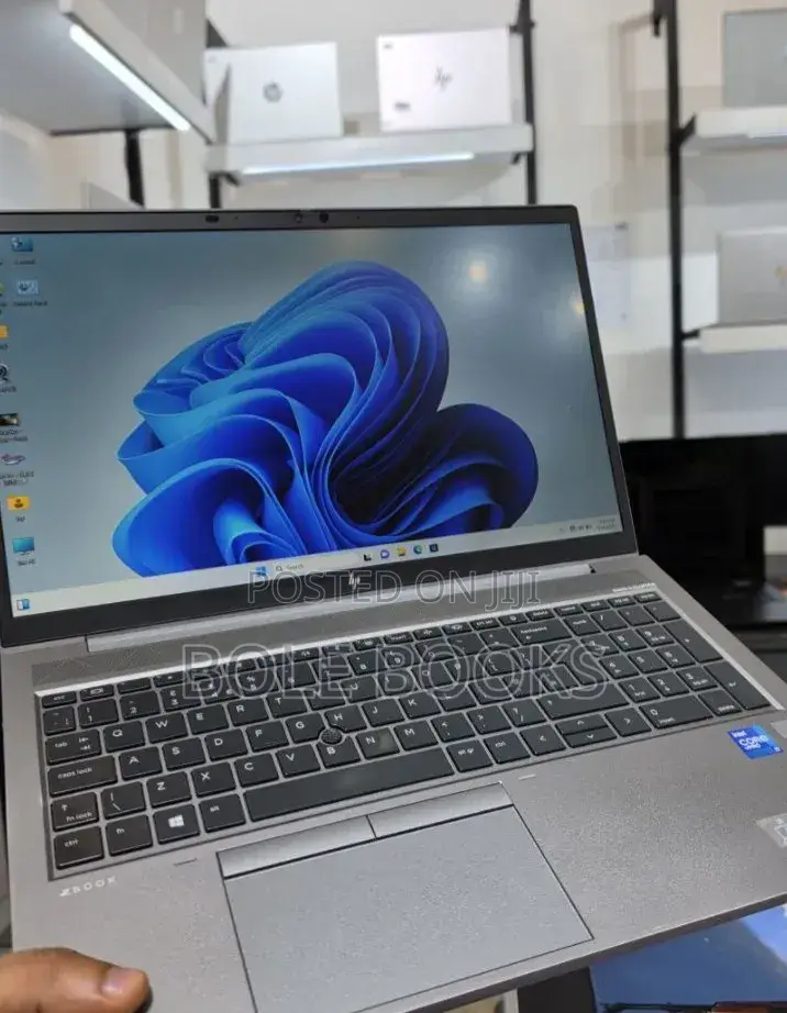 New Laptop HP ZBook Firefly G8 16GB Intel Core i7 SSD 512GB