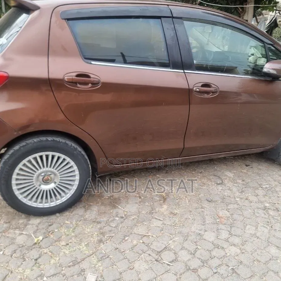 Toyota Yaris 2012 Brown