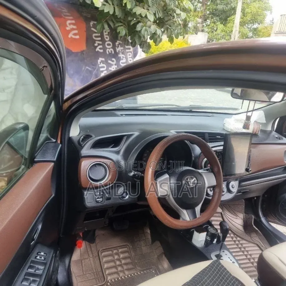 Toyota Yaris 2012 Brown