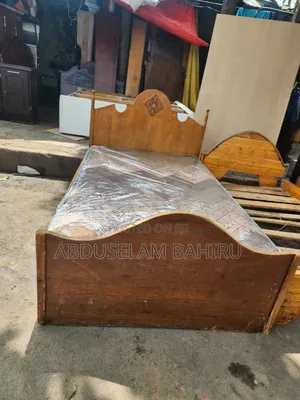 በመጠኑ ያገለገለ አልጋ