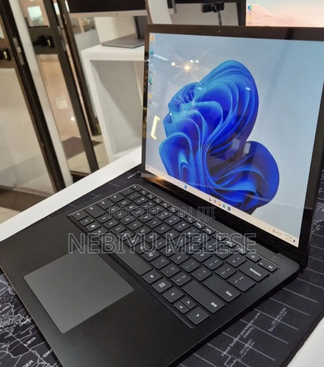 New Laptop Microsoft Surface 16GB Intel Core i7 SSD 256GB
