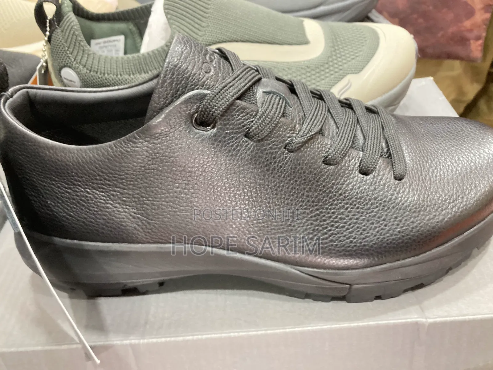 UAXX Sneakers: