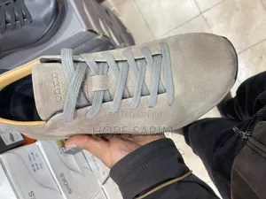 UAXX Sneakers: