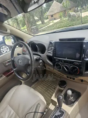 Toyota Fortuner 2.7 RWD 2011 Gold