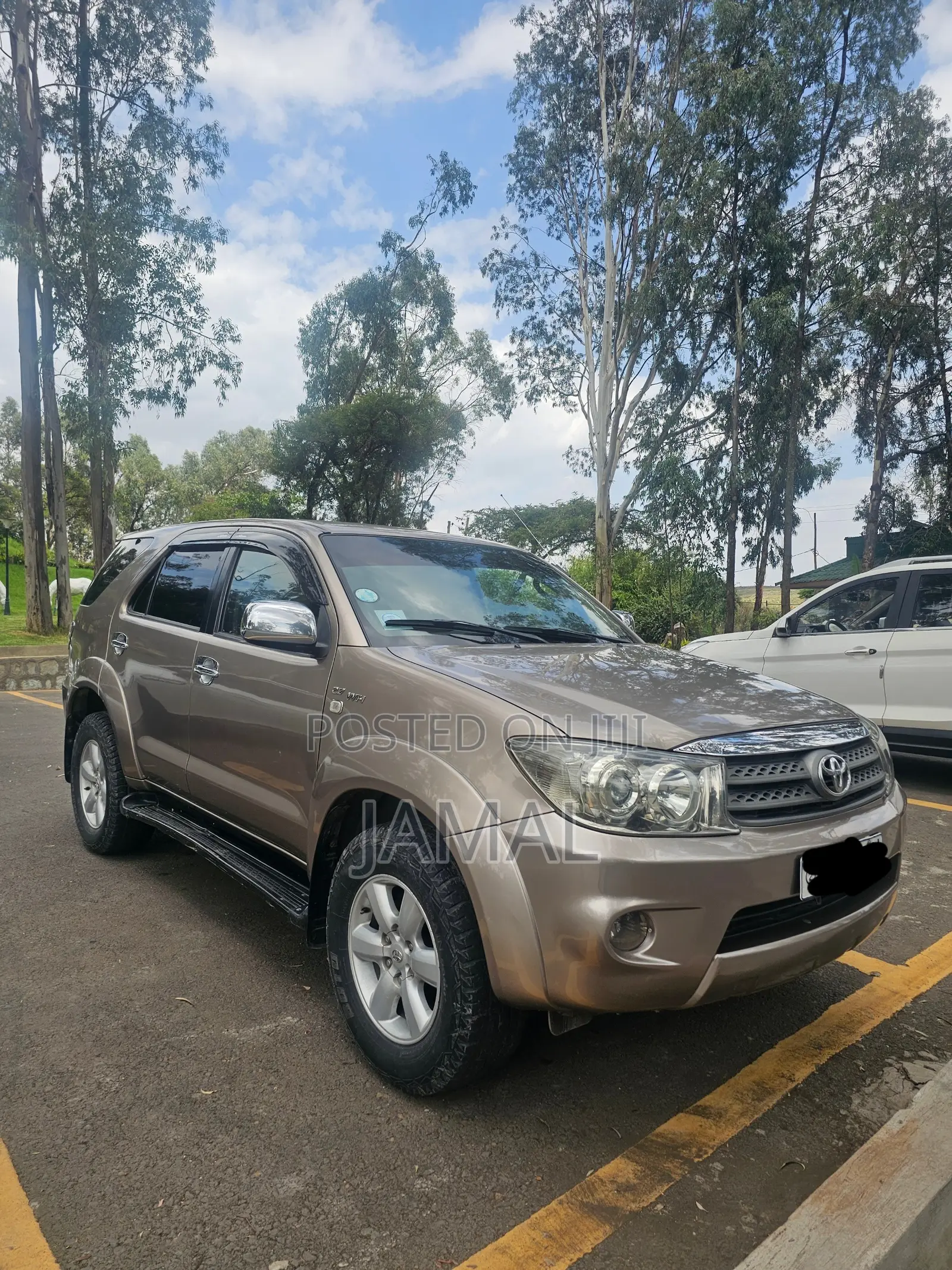 Toyota Fortuner 2.7 RWD 2011 Gold