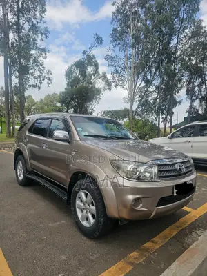Toyota Fortuner 2.7 RWD 2011 Gold