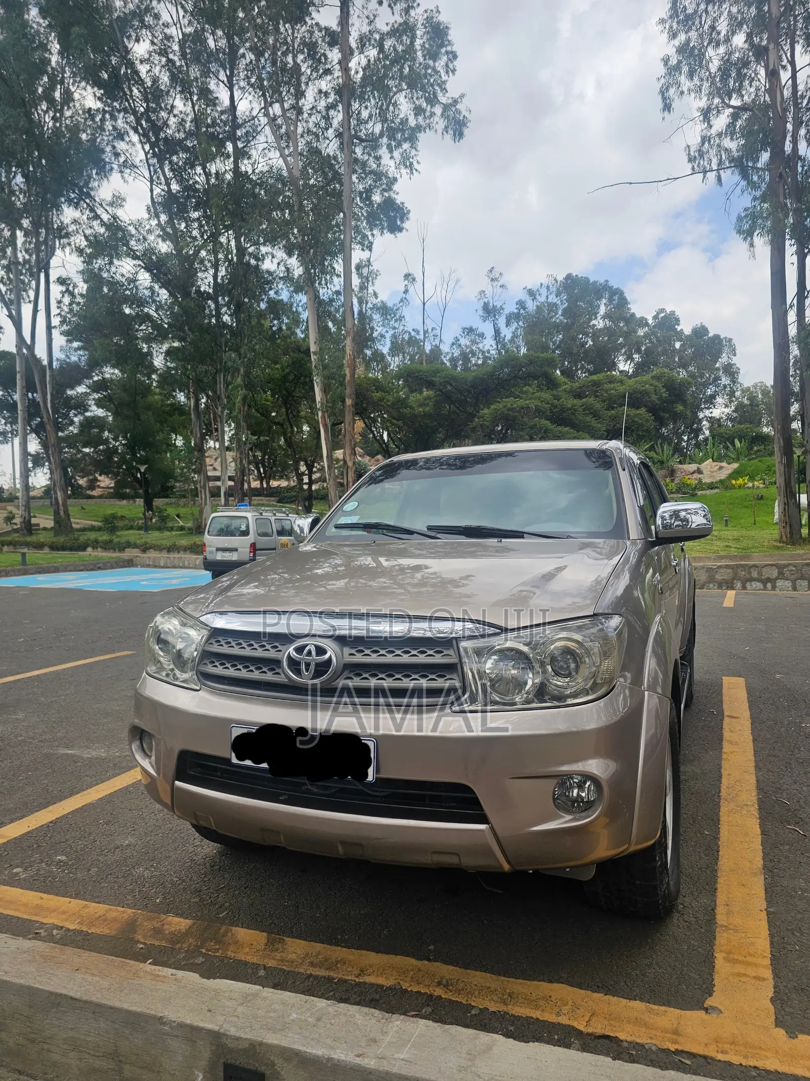 Toyota Fortuner 2.7 RWD 2011 Gold