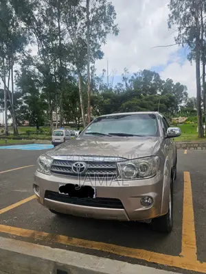 Toyota Fortuner 2.7 RWD 2011 Gold