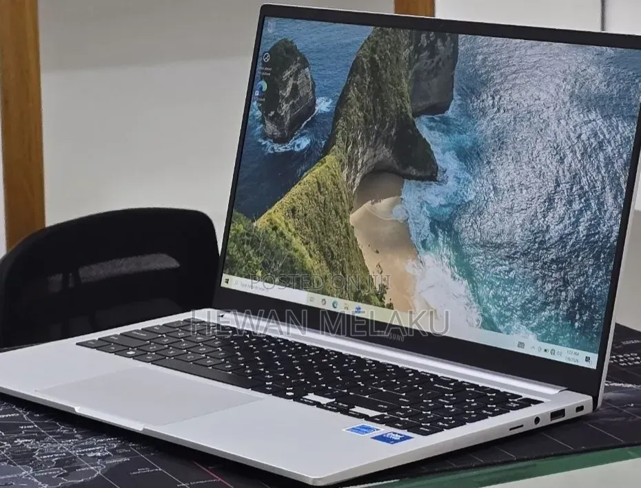 New Laptop Samsung Galaxy Book4 16GB Intel Core 7 SSD 512GB