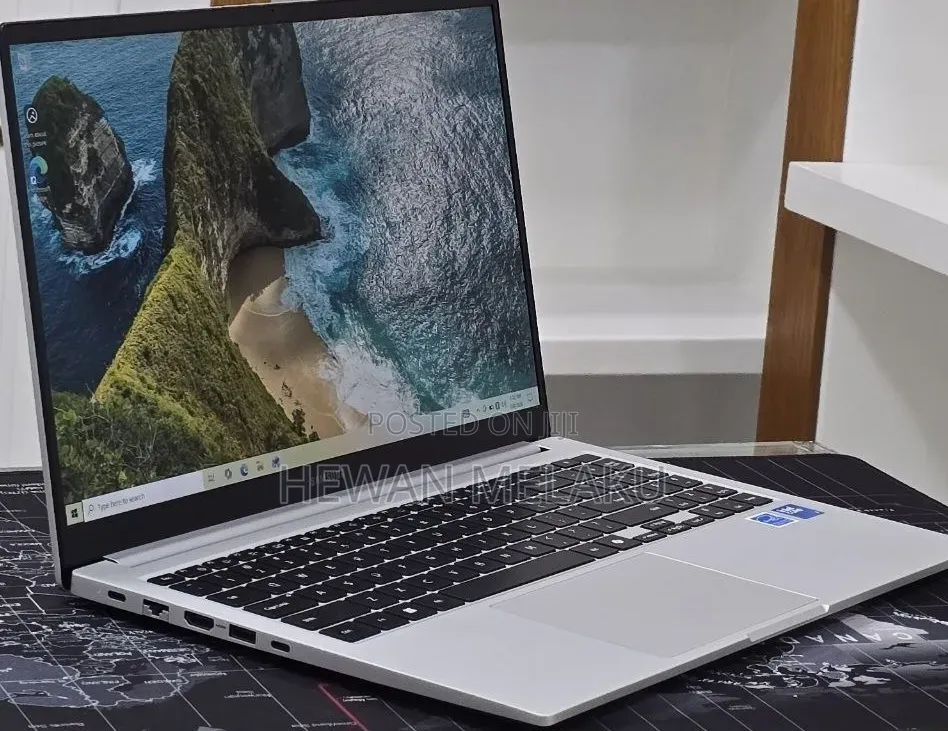 New Laptop Samsung Galaxy Book4 16GB Intel Core 7 SSD 512GB