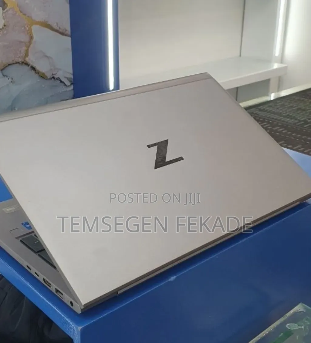 New Laptop HP ZBook Firefly G8 16GB Intel Core i7 SSD 512GB