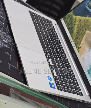New Laptop Samsung Galaxy Book4 16GB Intel Core i7 SSD 512GB