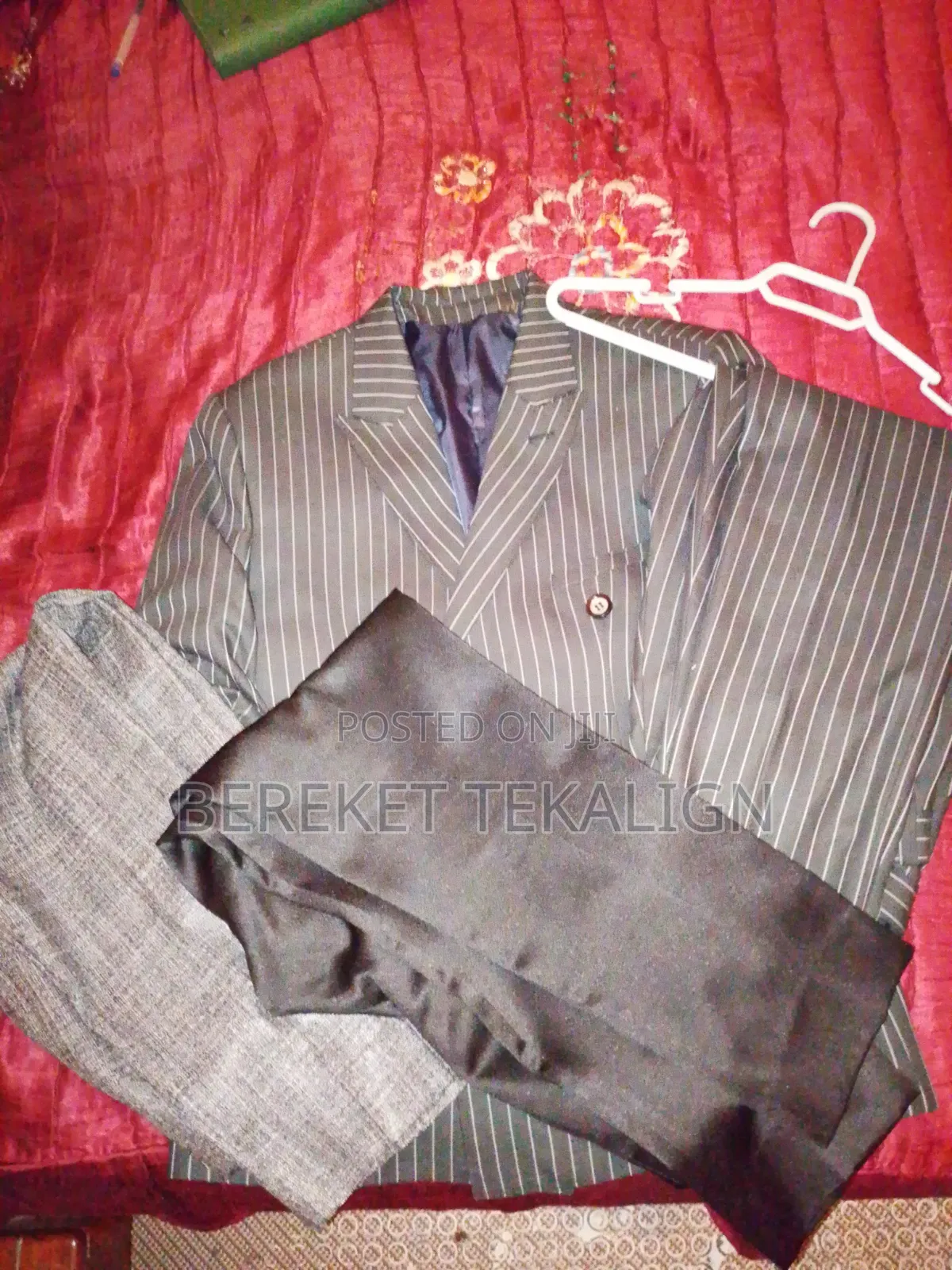 ሙሉ ሱፍ ከ 2 ተጨማሪ ሱሪ ጋር Urgent