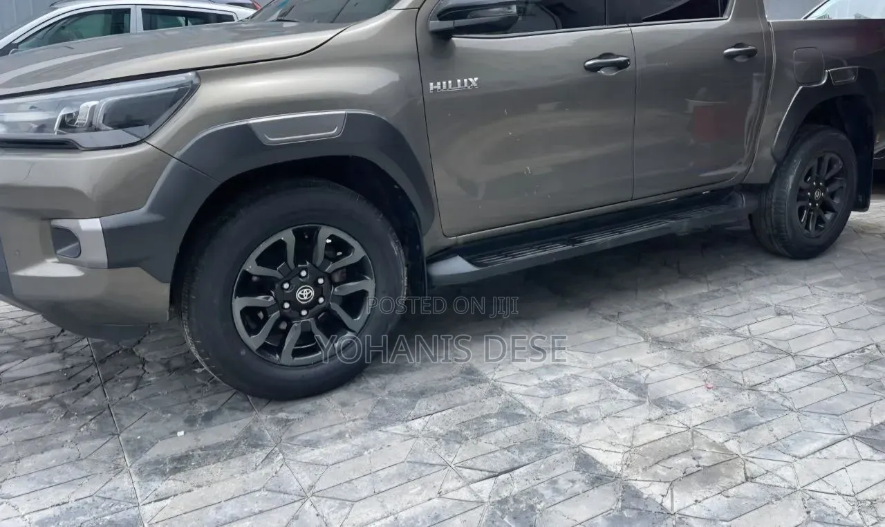 Toyota Hilux 2022 Brown