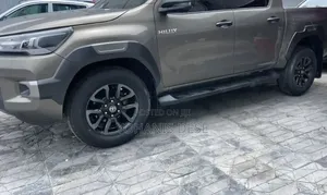 Toyota Hilux 2022 Brown