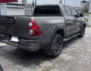 Toyota Hilux 2022 Brown