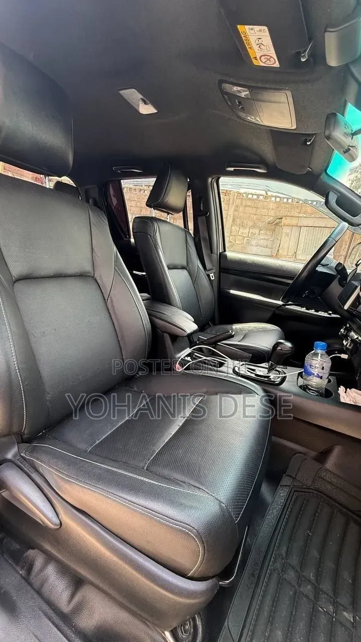 Toyota Hilux 2022 Brown